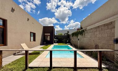 Excelente propiedad con local, pileta y quincho.