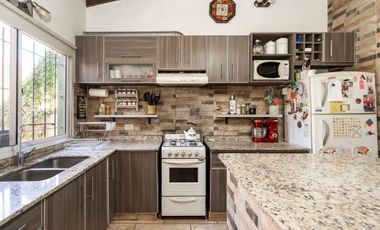 VENTA CASA 5 AMBIENTES C/PILETA PARRILLA Y COCHERA