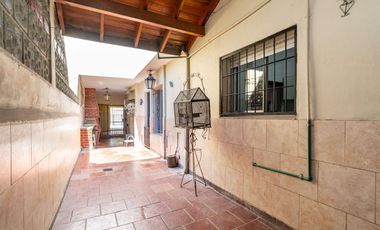 VENTA CASA 5 AMBIENTES C/PILETA PARRILLA Y COCHERA