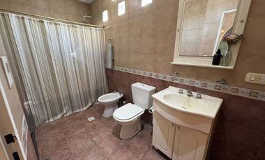 VENTA CASA 5 AMB CON PILETA EN BELLA VISTA CREDITO