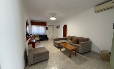 VENTA CASA 5 AMB CON PILETA EN BELLA VISTA CREDITO