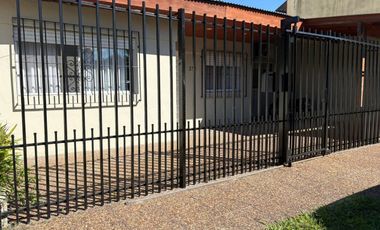 VENTA CASA 5 AMB CON PILETA EN BELLA VISTA CREDITO