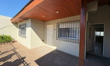 VENTA CASA 5 AMB CON PILETA EN BELLA VISTA CREDITO