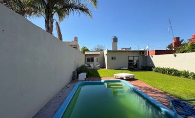 VENTA CASA 5 AMB CON PILETA EN BELLA VISTA CREDITO