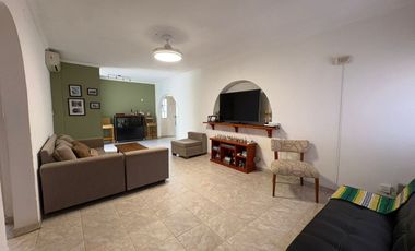 VENTA CASA 5 AMB CON PILETA EN BELLA VISTA CREDITO