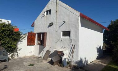 2 viviendas y galpon a 150mts de la playa