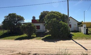 2 viviendas y galpon a 150mts de la playa
