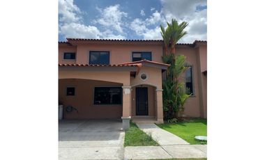 SE VENDE CASA EN VERSALLES, MODELO TOLEDO