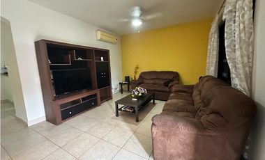 SE VENDE CASA EN VERSALLES, MODELO TOLEDO