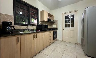 SE VENDE CASA EN VERSALLES, MODELO TOLEDO