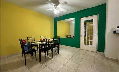 SE VENDE CASA EN VERSALLES, MODELO TOLEDO