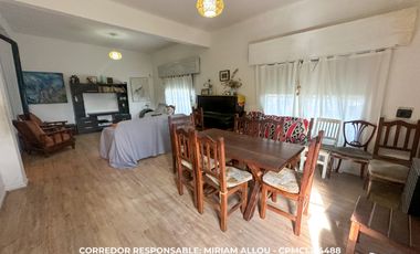 Casa 4 ambientes 210 m² en venta con cochera en Temperley