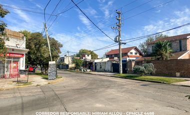 Casa 4 ambientes 210 m² en venta con cochera en Temperley