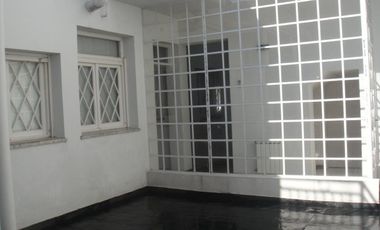 VENTA - CASA EN HIPOLITO YRIGOYEN 360