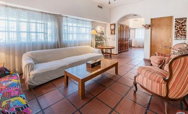 CASA 2 PLANTAS- CON TERRAZA Y PARRILLA - COCHERA