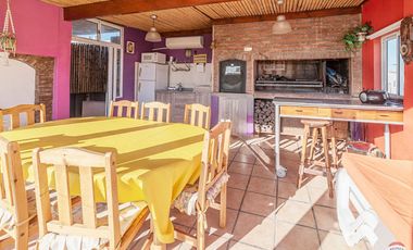 CASA 2 PLANTAS- CON TERRAZA Y PARRILLA - COCHERA