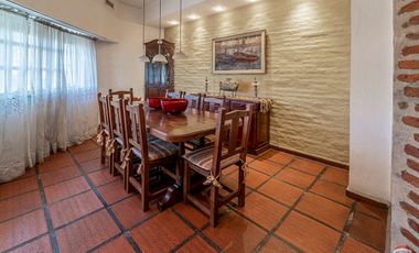 CASA 2 PLANTAS- CON TERRAZA Y PARRILLA - COCHERA