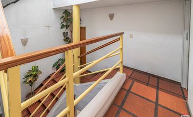 CASA 2 PLANTAS- CON TERRAZA Y PARRILLA - COCHERA