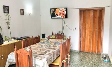 CASA VENTA 3 AMBIENTES C/COCHERA Y PATIO ARBOLADO