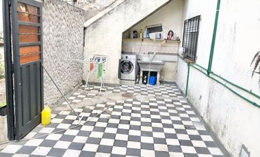 CASA VENTA 3 AMBIENTES C/COCHERA Y PATIO ARBOLADO