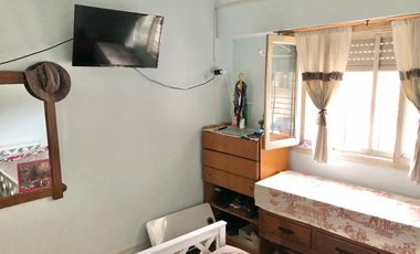 CASA VENTA 3 AMBIENTES C/COCHERA Y PATIO ARBOLADO