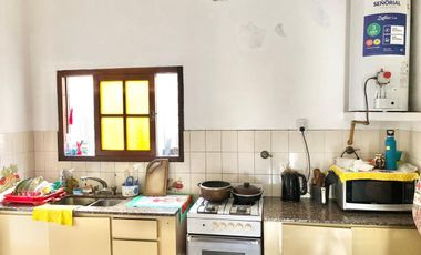 CASA VENTA 3 AMBIENTES C/COCHERA Y PATIO ARBOLADO
