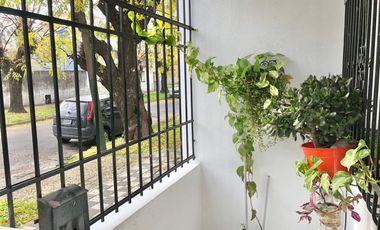 CASA VENTA 3 AMBIENTES C/COCHERA Y PATIO ARBOLADO