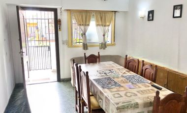 CASA VENTA 3 AMBIENTES C/COCHERA Y PATIO ARBOLADO