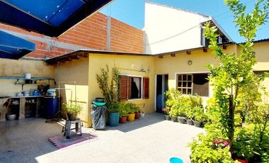 2 DEPTOS DE 2 AMBIENTES + 2 LOCALES VENTA BANFIELD