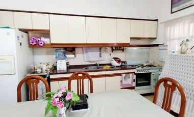 2 DEPTOS DE 2 AMBIENTES + 2 LOCALES VENTA BANFIELD