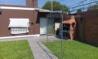 VENTA CASA 3 AMB CON QUINCHO Y PILETA CLAYPOLE