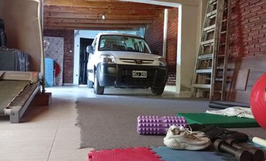VENTA CASA 3 AMB CON QUINCHO Y PILETA CLAYPOLE
