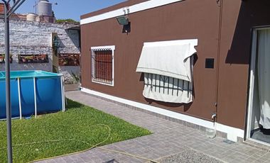VENTA CASA 3 AMB CON QUINCHO Y PILETA CLAYPOLE
