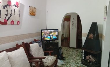 VENTA CASA 3 AMB CON QUINCHO Y PILETA CLAYPOLE