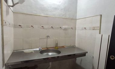Galpon con oficina y baño.