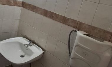 Galpon con oficina y baño.