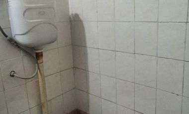 Galpon con oficina y baño.