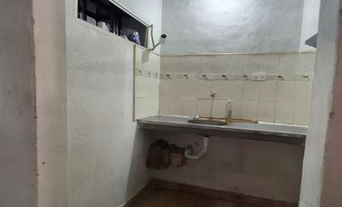 Galpon con oficina y baño.
