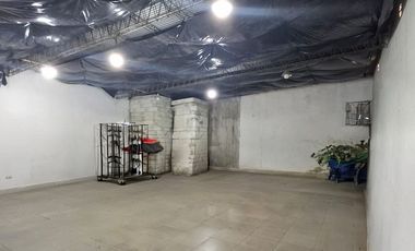 Galpon con oficina y baño.