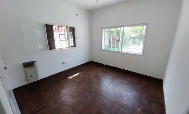 VENTA CASA 4 AMB CON PATIO Y COCHERA QUILMES