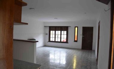VENTA CASA 4 AMB C/GARAGE CENTRO BALCARCE A.CREDIT