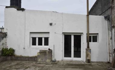 VENTA CASA 4 AMB C/GARAGE CENTRO BALCARCE A.CREDIT