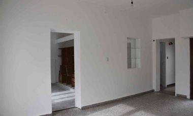 VENTA CASA 4 AMB C/GARAGE CENTRO BALCARCE A.CREDIT