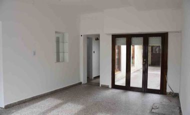 VENTA CASA 4 AMB C/GARAGE CENTRO BALCARCE A.CREDIT