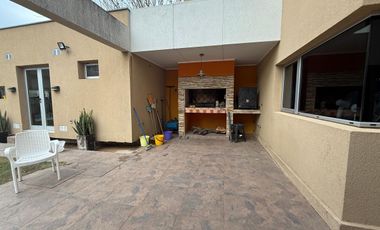 ALQUILER / CASA/ TODOS LOS SERVICIOS Y PILETA