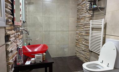ALQUILER / CASA/ TODOS LOS SERVICIOS Y PILETA