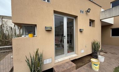 ALQUILER / CASA/ TODOS LOS SERVICIOS Y PILETA