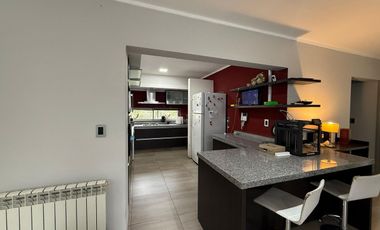ALQUILER / CASA/ TODOS LOS SERVICIOS Y PILETA
