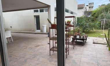 ALQUILER / CASA/ TODOS LOS SERVICIOS Y PILETA