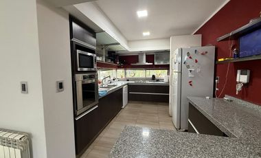 ALQUILER / CASA/ TODOS LOS SERVICIOS Y PILETA